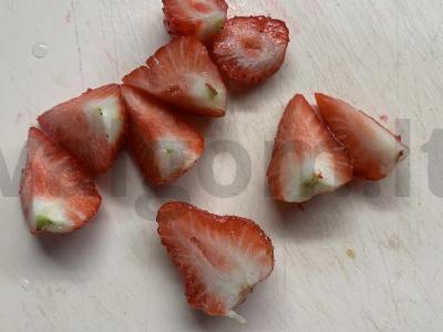 Braškių, bananų ir vyšnių uogienės kokteilis Žingsnis 1