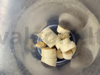 Braškių, bananų ir vyšnių uogienės kokteilis Žingsnis 2