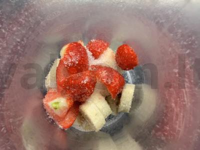 Braškių, bananų ir vyšnių uogienės kokteilis Žingsnis 3