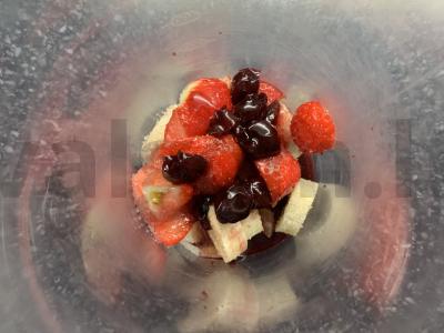 Braškių, bananų ir vyšnių uogienės kokteilis Žingsnis 4