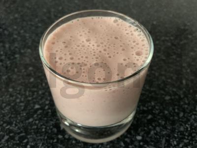 Braškių, bananų ir vyšnių uogienės kokteilis pagrindine nuotrauka