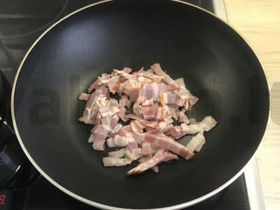 Spagečiai grietinėlės padaže su bekonu Žingsnis 1