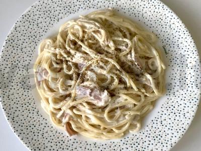 Spagečiai grietinėlės padaže su bekonu pagrindine nuotrauka