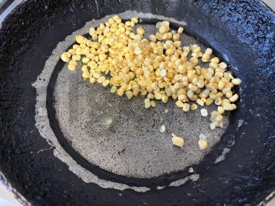 Kepta kukurūza pomidorų padaže su žolelėmis Žingsnis 4