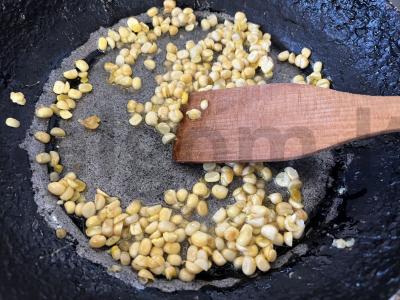 Kepta kukurūza pomidorų padaže su žolelėmis Žingsnis 5