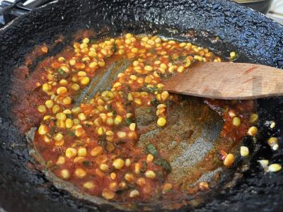 Kepta kukurūza pomidorų padaže su žolelėmis Žingsnis 13