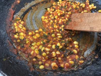 Kepta kukurūza pomidorų padaže su žolelėmis Žingsnis 14