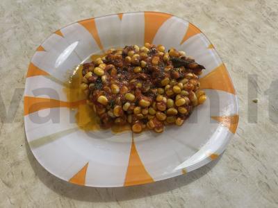 Kepta kukurūza pomidorų padaže su žolelėmis pagrindine nuotrauka