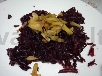 Salotas „Raudonasis drakonas“ su burokėliais ir marinuotais kornišonais Žingsnis 2