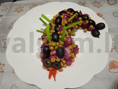 Salotas „Raudonasis drakonas“ su burokėliais ir marinuotais kornišonais pagrindine nuotrauka