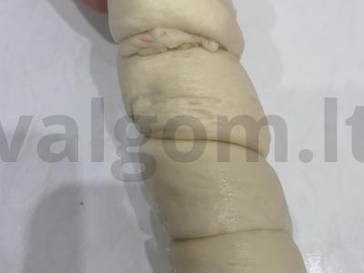 Dešrelės tešloje su sezamu ir pienu Žingsnis 3