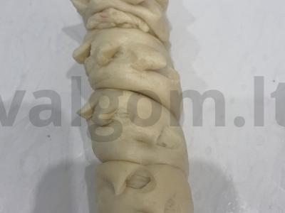 Dešrelės tešloje su sezamu ir pienu Žingsnis 4