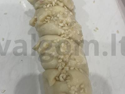 Dešrelės tešloje su sezamu ir pienu Žingsnis 5