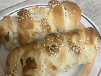 Dešrelės tešloje su sezamu ir pienu pagrindine nuotrauka