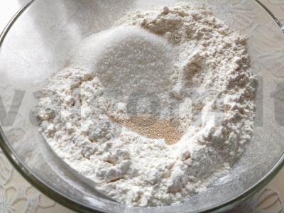 Tešlos valtelės su dešra ir sūriu Žingsnis 1