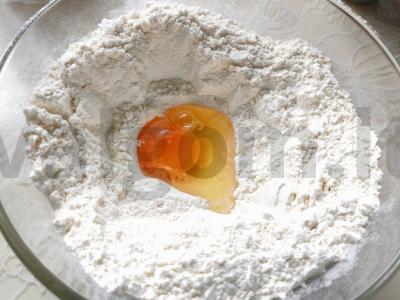 Tešlos valtelės su dešra ir sūriu Žingsnis 2