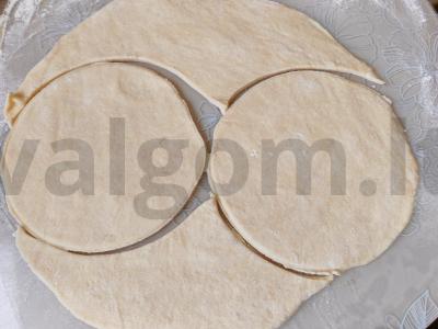 Tešlos valtelės su dešra ir sūriu Žingsnis 11