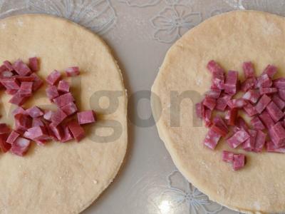 Tešlos valtelės su dešra ir sūriu Žingsnis 12