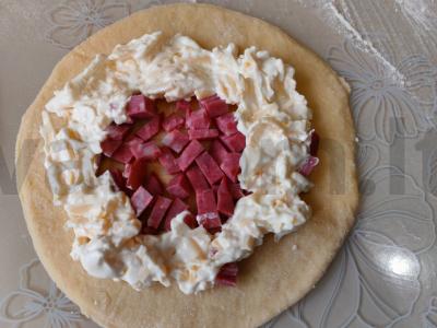 Tešlos valtelės su dešra ir sūriu Žingsnis 13