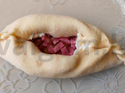 Tešlos valtelės su dešra ir sūriu Žingsnis 15