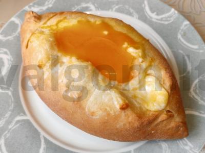 Tešlos valtelės su dešra ir sūriu pagrindine nuotrauka