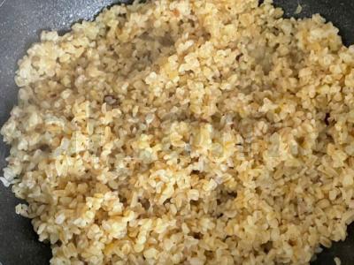 Skani bulgur su prieskoniais pagrindine nuotrauka