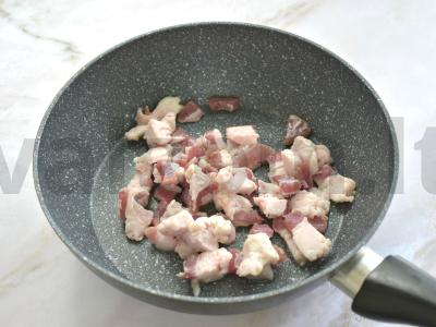 Troškinta bulvė su marinuotais agurkais ir šonine Žingsnis 1