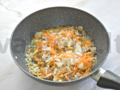 Troškinta bulvė su marinuotais agurkais ir šonine Žingsnis 2