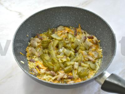 Troškinta bulvė su marinuotais agurkais ir šonine Žingsnis 3