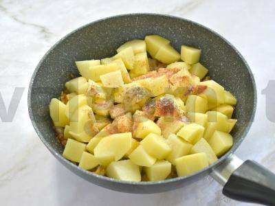 Troškinta bulvė su marinuotais agurkais ir šonine Žingsnis 4