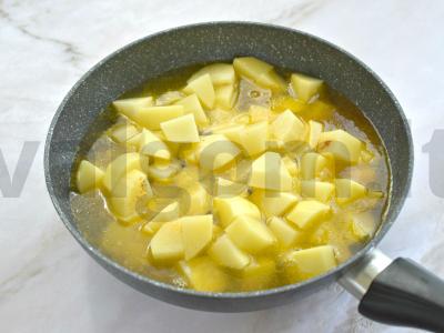 Troškinta bulvė su marinuotais agurkais ir šonine Žingsnis 5