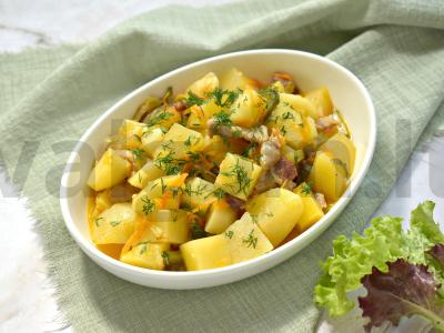 Troškinta bulvė su marinuotais agurkais ir šonine pagrindine nuotrauka