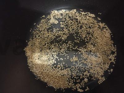 Kvinoja su svogūnais ir sūriu pietums Žingsnis 1