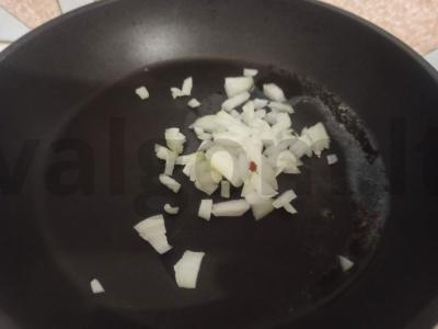 Kvinoja su svogūnais ir sūriu pietums Žingsnis 3