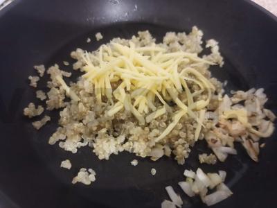 Kvinoja su svogūnais ir sūriu pietums Žingsnis 4