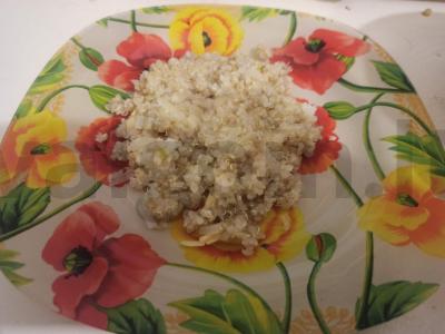 Kvinoja su svogūnais ir sūriu pietums pagrindine nuotrauka