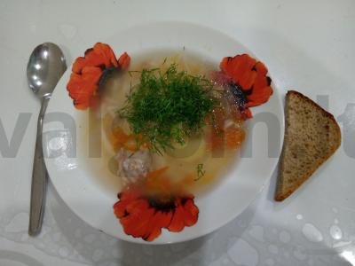 Vištienos sriuba su morkų ir pomidorų apkepu pagrindine nuotrauka