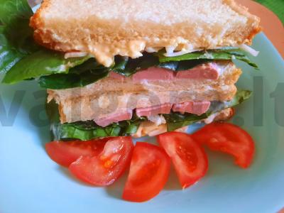 Vegetariškas sumuštinis su dešra ir špinatais pagrindine nuotrauka