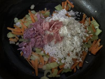 Ryžiai su dešra ir daržovėmis Žingsnis 4