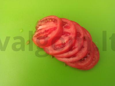 Užkandis ant krekerių su keptais pomidorais, sūriu ir šonine Žingsnis 1