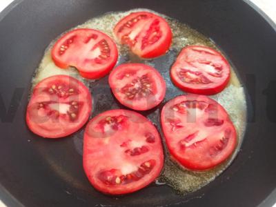 Užkandis ant krekerių su keptais pomidorais, sūriu ir šonine Žingsnis 2