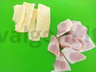 Užkandis ant krekerių su keptais pomidorais, sūriu ir šonine Žingsnis 3