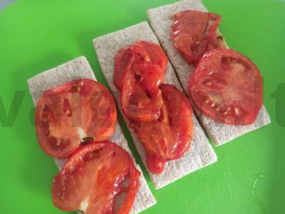 Užkandis ant krekerių su keptais pomidorais, sūriu ir šonine Žingsnis 4