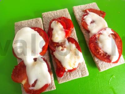 Užkandis ant krekerių su keptais pomidorais, sūriu ir šonine Žingsnis 5