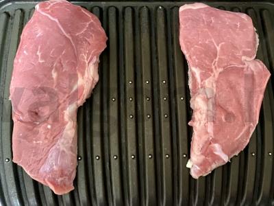 Kiaulienos steikas ant grotelių su daržovių salotomis Žingsnis 1