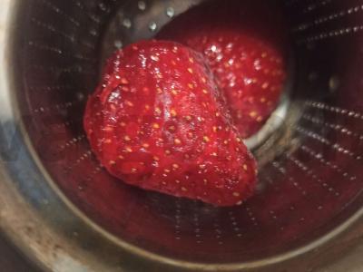 Braškinių arbata su mėtomis ir cinamonu Žingsnis 1