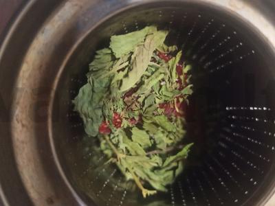 Braškinių arbata su mėtomis ir cinamonu Žingsnis 2