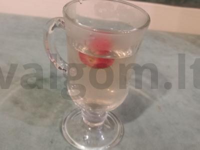 Braškinių arbata su mėtomis ir cinamonu pagrindine nuotrauka