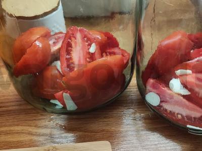 Marinuoti pomidorai su česnaku ir žolelėmis Žingsnis 5