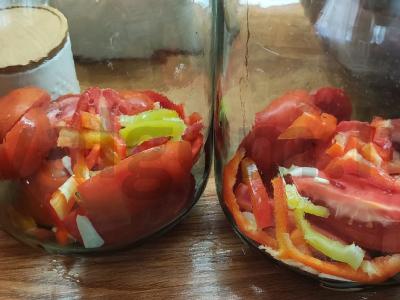 Marinuoti pomidorai su česnaku ir žolelėmis Žingsnis 6